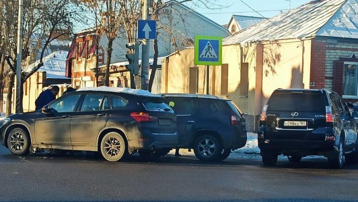 На Крестьянской в Саратове тройная авария с дорогими авто