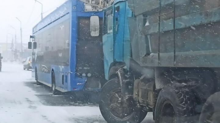 На 6-м квартале тройная авария с "КамАЗом", троллейбусом и "Нивой"