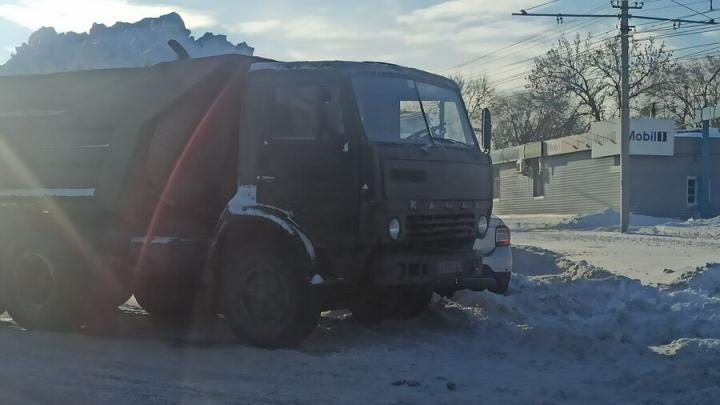 На Танкистов "КамАЗ" со снегом протаранил такси