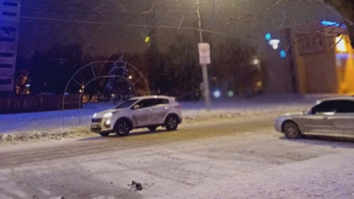 Саратовцев предупреждают о снежном накате и скользких дорогах