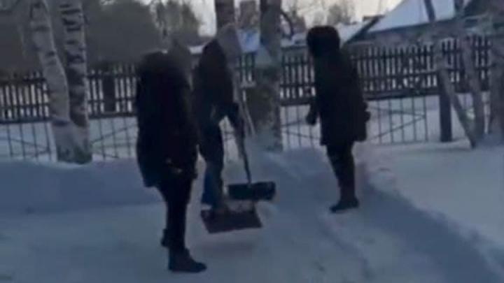 Роман Грибов отругал воспитателей детсада за уборку снега