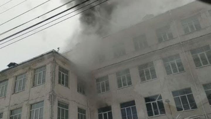 В Саратове горит школа № 18