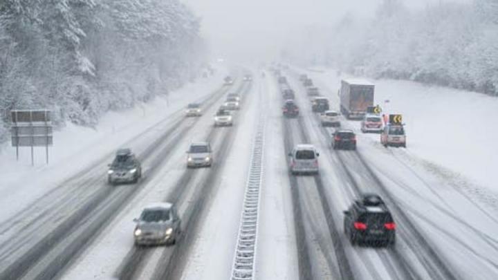 Снегопад не помешал движению транспорта на дорогах области