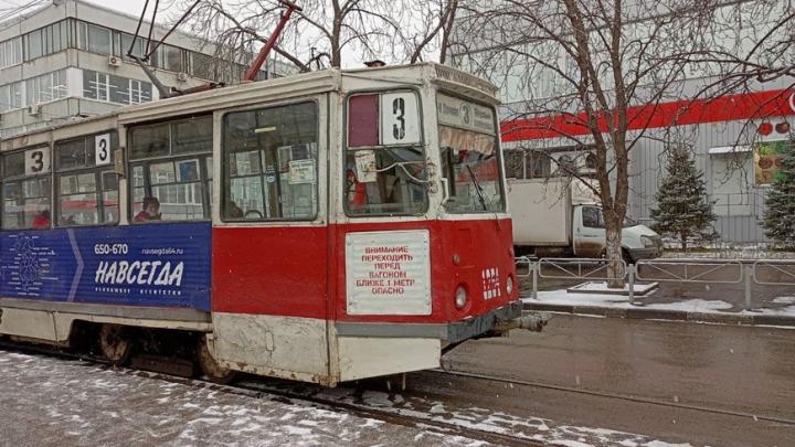 Из-за сломавшегося вагона в Саратове встал трамвай № 3