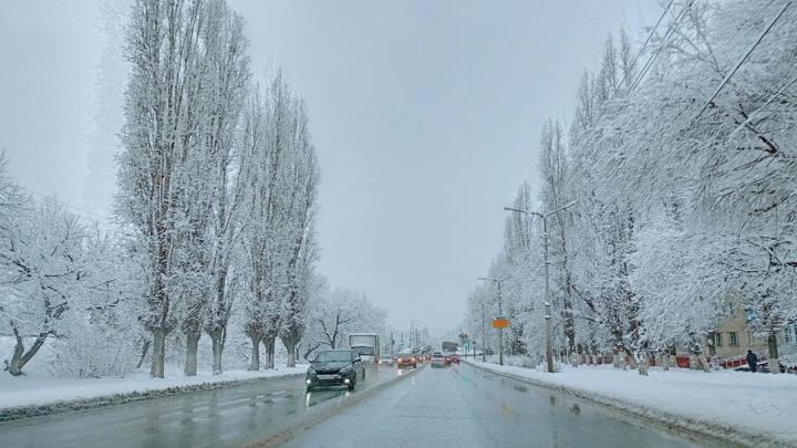 Мокрый снег и гололед в Саратовской области