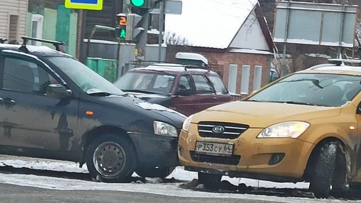 Авария двух легковушек блокировала оживленный перекресток в Саратове