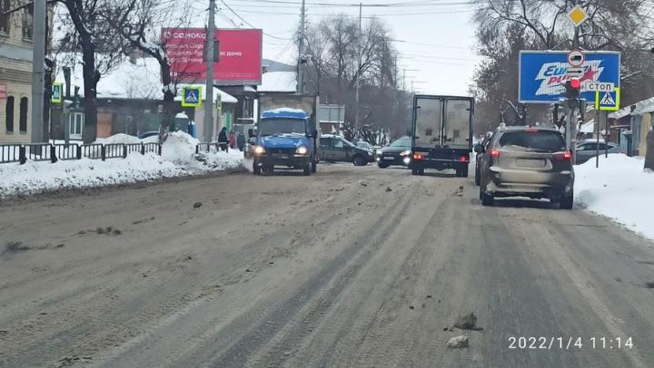 Саратовские водители жалуются на обледеневшие дороги