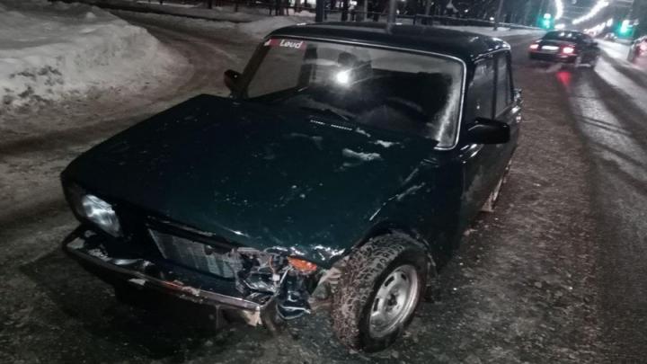 Водитель "пятерки" попал в больницу после ДТП на 50 лет Октября