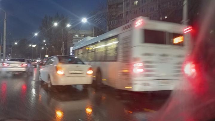 На кольце НИИ не разъехались автобус №11 и Daewoo