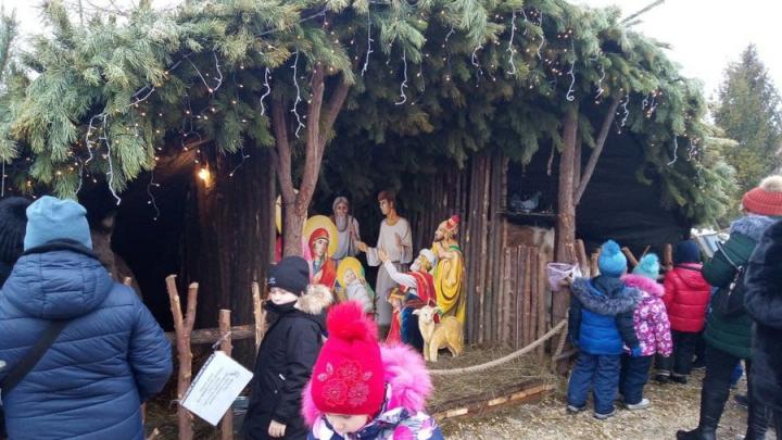 В энгельсском храме развернут рождественский вертеп