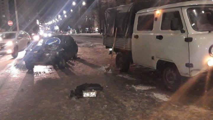 В Саратове водитель "двенадцатой" оказался в больнице после столкновения с "буханкой"