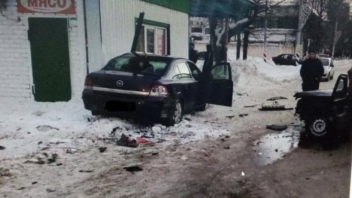 В Петровске столкнулись "Лада" и Opel: один водитель госпитализирован