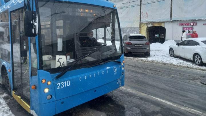 Сломавшийся троллейбус создал пробку на Московской
