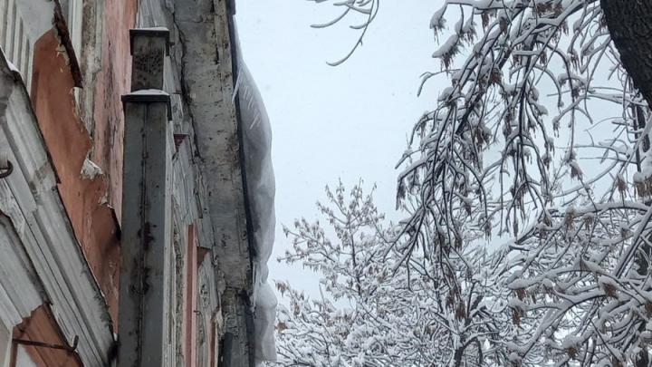 Сползающий с крыши детсада снег создает смертельную опасность для малышей