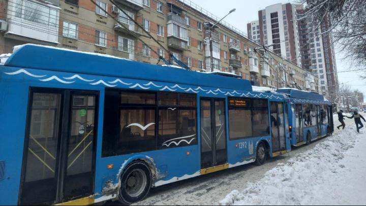 Два "замёрзших" троллейбуса перекрыли движение в центре Энгельса