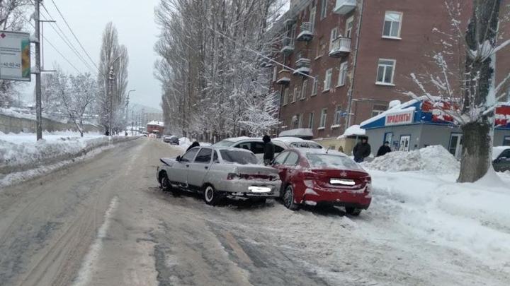 Молодой пассажир "десятки" пострадал в тройной аварии на 2-й Садовой