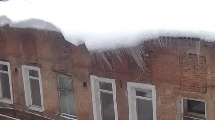 Саратовцы боятся обрушения снежной глыбы с дома по Горького