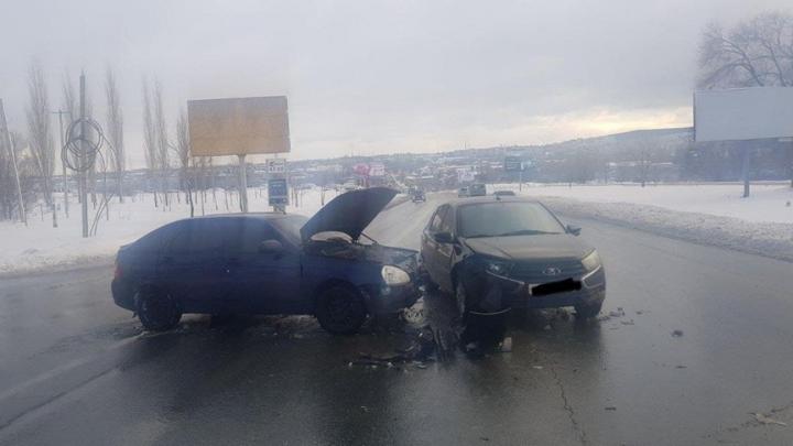 Две "Лады" столкнулись у автозаправки на Московском шоссе: пассажирка в больнице