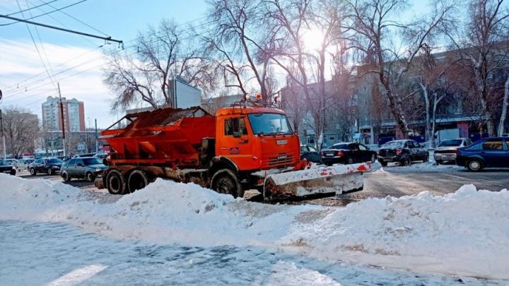 Для уборки снега в Саратове дополнительно привлечено 23 уборочные машины, выделят еще 77