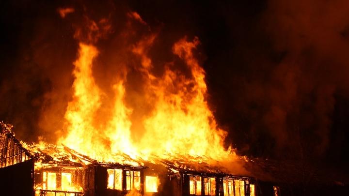 Ночью в Саратове сгорел деревянный дом