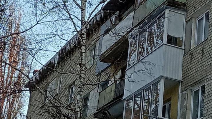 Владельцам квартир на верхних этажах напомнили о чистке козырьков балконов