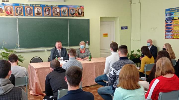 Александр Романов поздравил с Днем студента учащихся техникума в Новых Бурасах