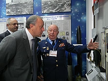 Губернатор осмотрел экспозицию музея завода "Корпус"