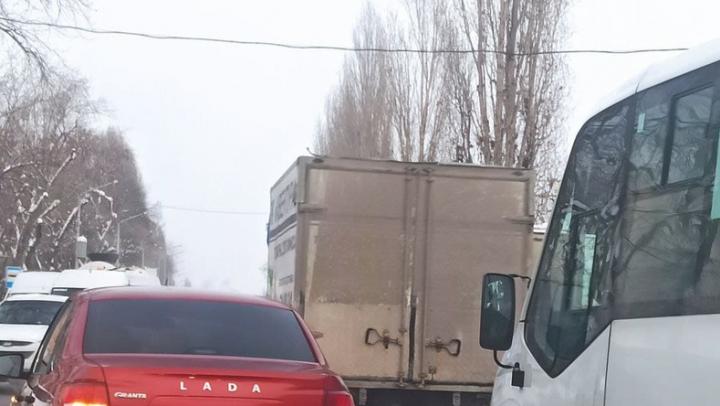 Две «ГАЗели» создали пробку на Ново-Астраханском шоссе