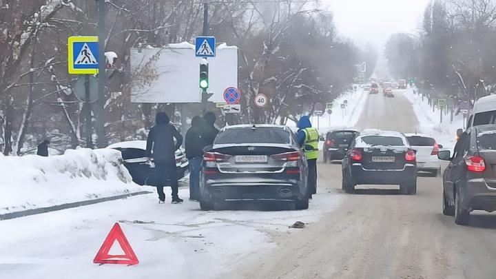Скользкая дорога на Соколовой привела к тройному ДТП