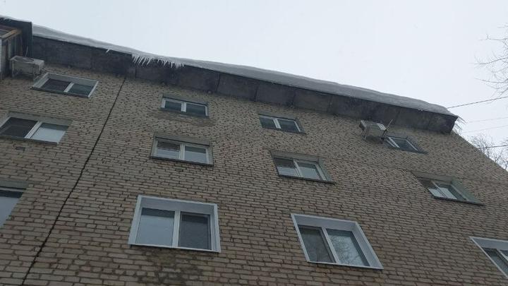 В Саратове упавший с крыши снег травмировал женщину