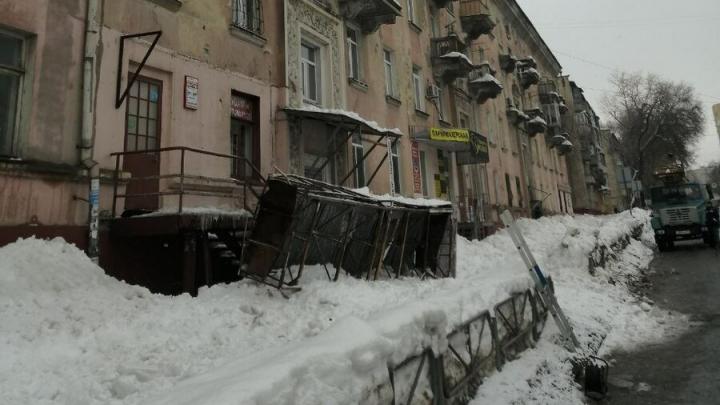 Наледь с крыши обрушила козырек магазина в Заводском районе 