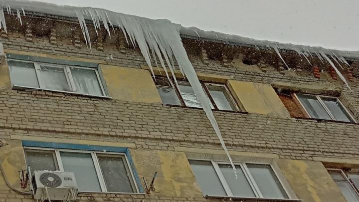 Сосулька в два этажа угрожает жителям Заводского района