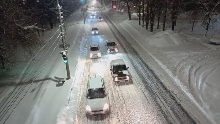 На четырех улицах Саратова ограничат движение и парковку автомобилей 