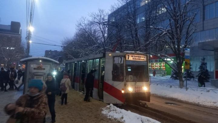 В Саратове из-за снега остановились трамваи №5 и №7