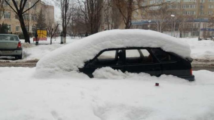 Названы улицы Саратова, с которых эвакуируют припаркованные автомобили