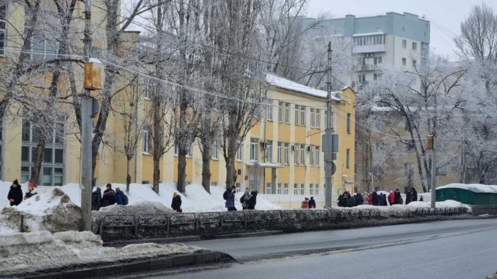 Саратовские школы опять эвакуируют