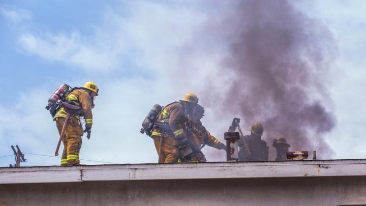 В Балашове в четырехквартирном доме сгорела крыша