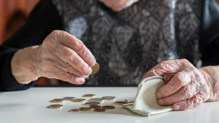 Пенсионерка из Вольска подозревается в краже денег и банковской карты 