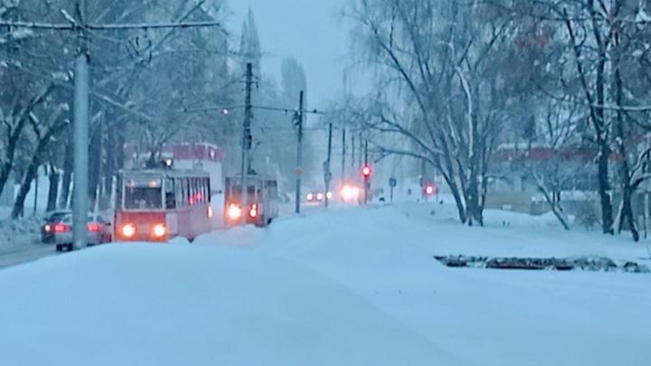 В Саратове "восьмерка" ходит по малому кругу, трамвайные пути четырех маршрутов завалены снегом