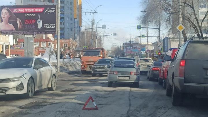 На Чернышевского серьезная пробка из-за ДТП и ямочного ремонта
