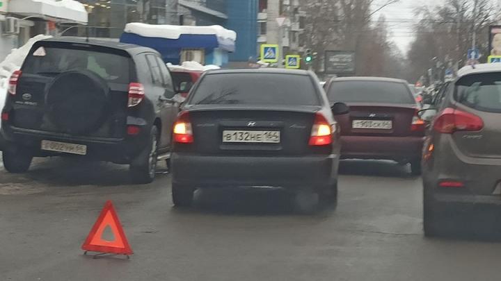 Два автомобиля Hyundai создали пробку у саратовского ТЮЗа