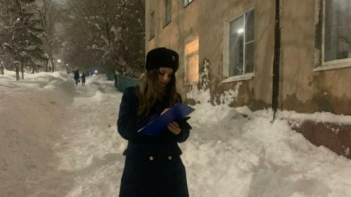 В Саратове после схода снега с крыши на женщину возбудили уголовное дело