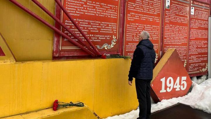 Депутаты областной Думы возложили цветы к воинским мемориалам защитникам Отечества