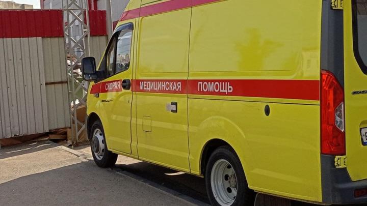 В 11 районных больниц Саратовской области заказывают 15 санитарных машин