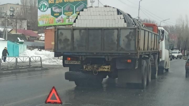 "КамАЗ" с кирпичом врезался в 55-ю маршрутку в Заводском районе Саратова