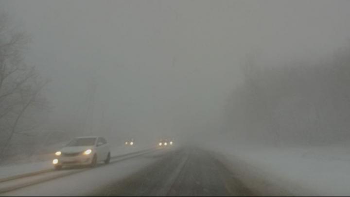 Снег и наледь: ГИБДД предупреждает саратовцев о скользких дорогах
