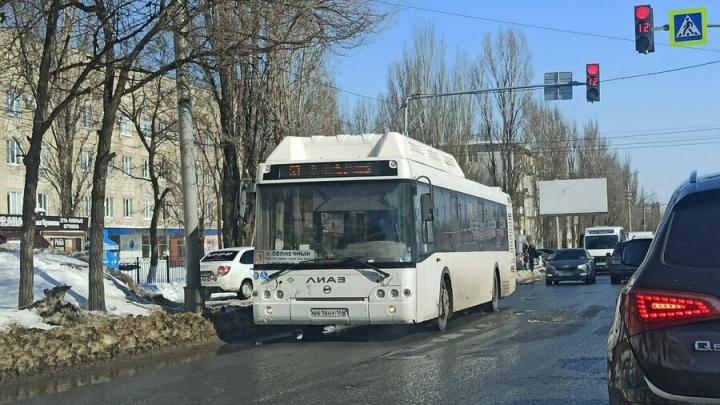 Саратовский автобус № 53 попал в аварию на Антонова