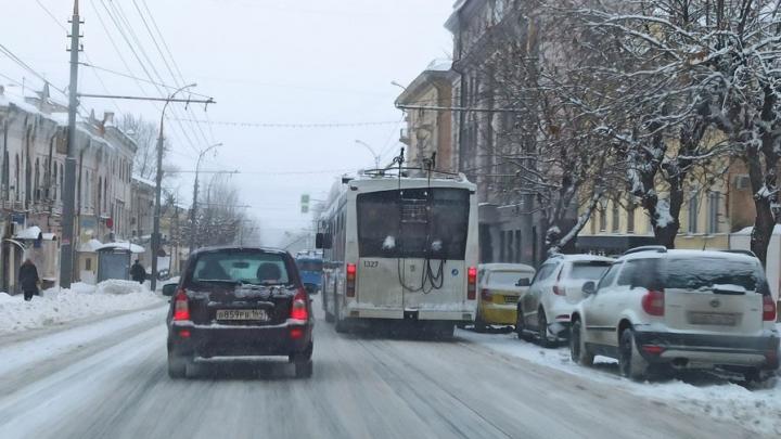 Снегопад с сильным ветром в Саратове