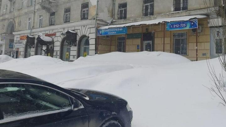 Жители 2-й Дачной жалуются на двухметровые сугробы на тротуарах