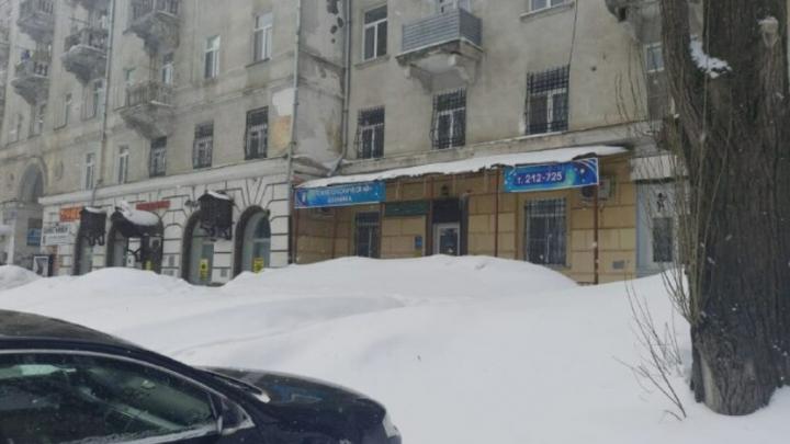 Чистить снег на проспекте 50 лет Октября обязали владельцев магазинов